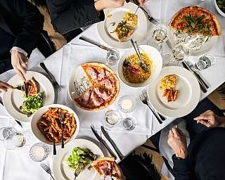 Dîner élégant avec des amis