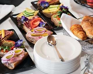 Sandwiches et croissants colorés