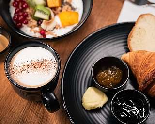 Délicieux arrangement de petit-déjeuner