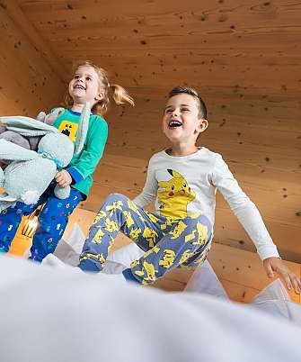 Kinder beim Spielen im Bett