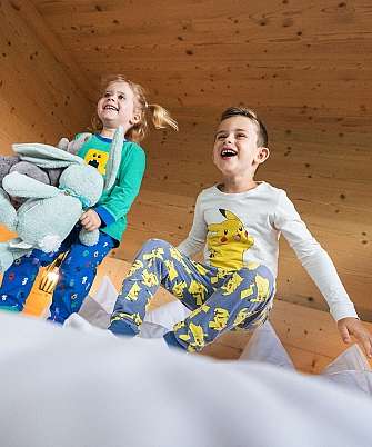 Kinder beim Spielen im Bett