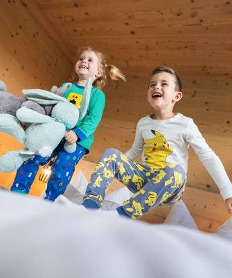 Kinder beim Spielen im Bett