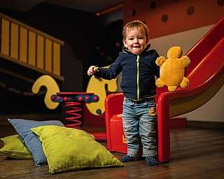 chambre de jeu hôtel arc en ciel gstaad jouet enfant