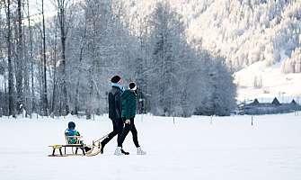 Randonnée d'hiver avec des luges