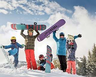 famille faisant du skateboard