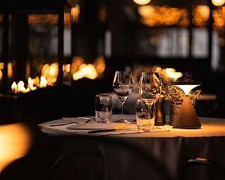 Table with glasses and a lamp in a restaurant.