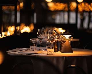 Table with glasses and a lamp in a restaurant.