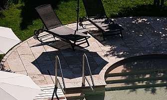 Espace piscine relaxant avec des chaises longues