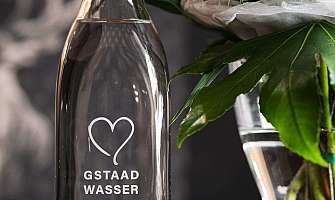 Gstaad bouteille d'eau et fleurs