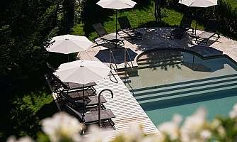 Espace piscine relaxant en extérieur