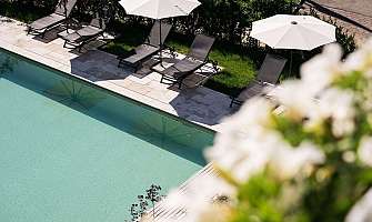 Espace piscine relaxant avec des chaises longues