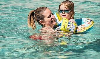 Mère et enfant dans l'eau