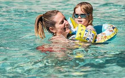 Mère et enfant dans l'eau