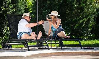 Couple détendu au bord de la piscine
