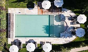 Piscine élégante avec des parasols
