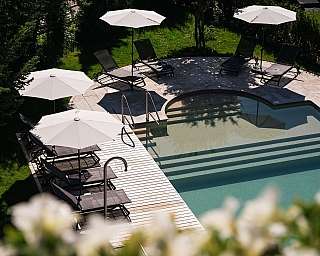 Espace piscine relaxant en plein air