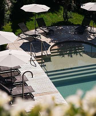 Entspannender Poolbereich im Freien