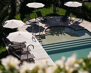 Espace piscine relaxant en plein air