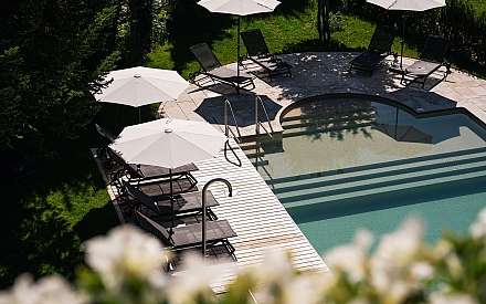 Espace piscine relaxant en extérieur