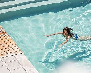 Nager dans l'eau claire