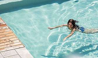 Nager dans l'eau claire