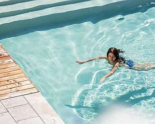 Nager dans l'eau claire