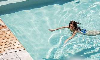 Nager dans l'eau claire