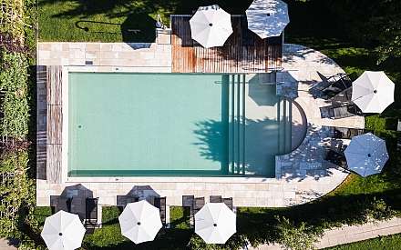 Piscine élégante avec parasols