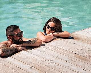 Détente au bord de la piscine