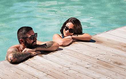 Détente au bord de la piscine