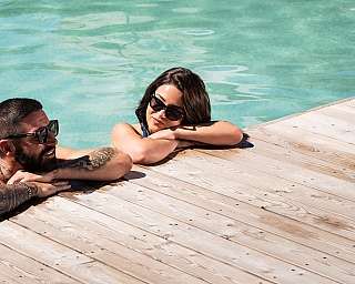 Détente au bord de la piscine