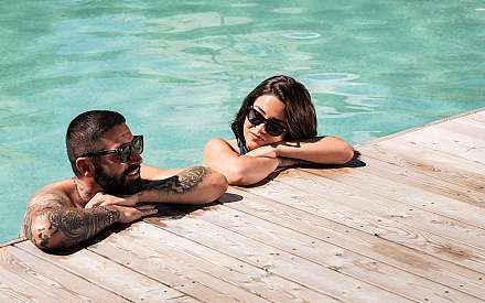 Détente au bord de la piscine