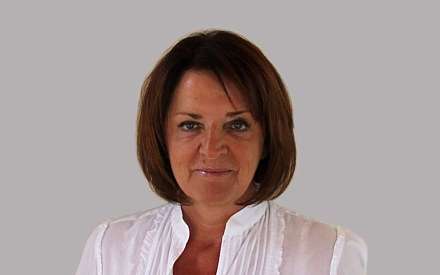 Portrait d'une femme dans une robe blanche élégante.