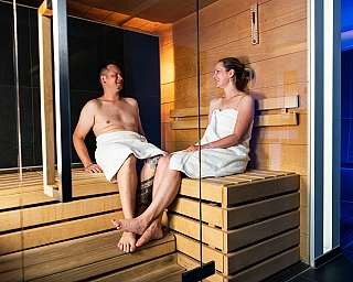 Détente dans le sauna