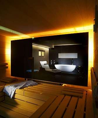 Moderne Sauna mit Badewanne