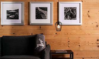 Helles, modernes Schlafzimmer mit Bergpanorama