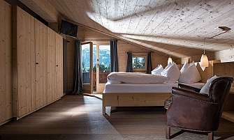 Gemütliches Holzzimmer mit Aussicht