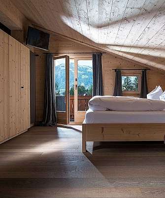 Gemütliches Holzzimmer mit Aussicht