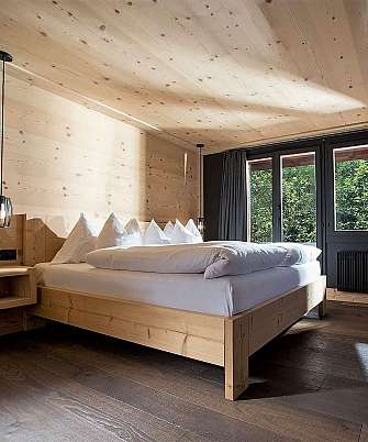 Schlafzimmer mit Balkon und Blick auf den Fluss