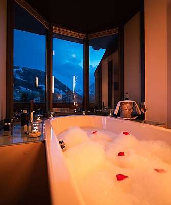 Bad mit Aussicht auf die Berge