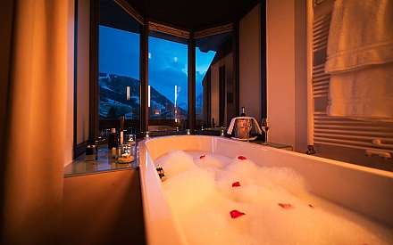 Bad mit Aussicht auf die Berge