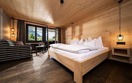 Helles, modernes Schlafzimmer mit Bergpanorama