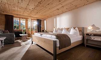 Helles, modernes Schlafzimmer mit Bergpanorama