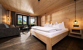Helles, modernes Schlafzimmer mit Bergpanorama