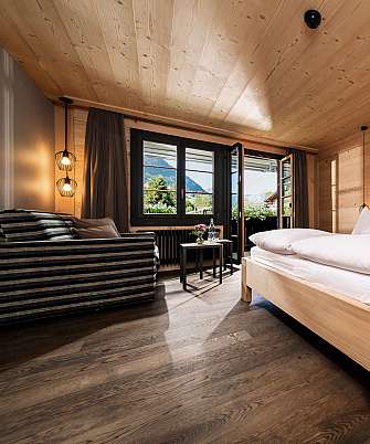 Helles, modernes Schlafzimmer mit Bergpanorama