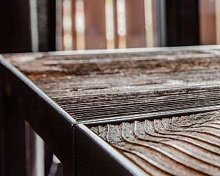 Gros plan d'une table en bois